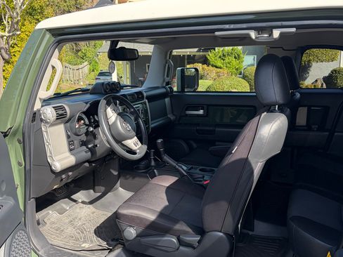 Used 2014 Toyota FJ Cruiser Sport Utility 2D image 2