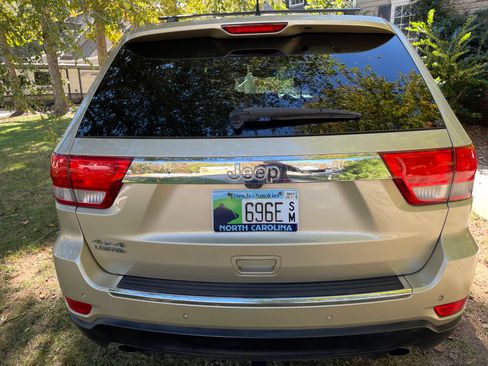 Used 2011 Jeep Grand Cherokee Limited image 8