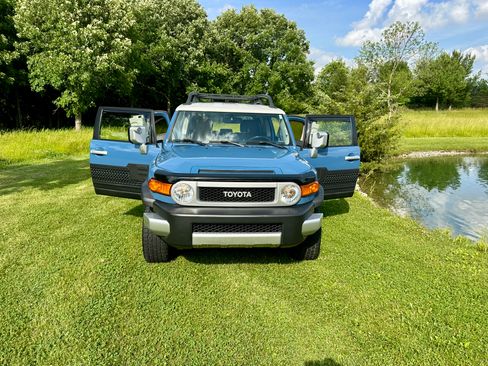 Used 2013 Toyota FJ Cruiser 4WD w/ Upgrade Pkg image 17