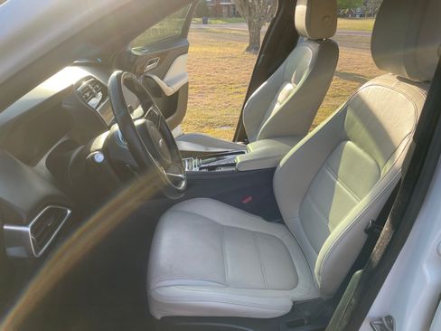 Used 2018 Jaguar F-PACE Prestige image 11