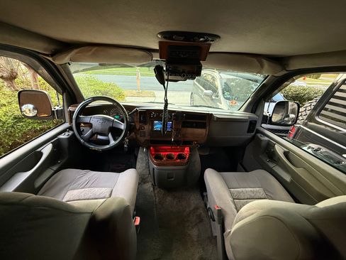 Used 2004 Chevrolet Express 1500 image 11