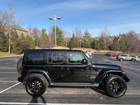 Used 2023 Jeep Wrangler Unlimited Sahara image 5