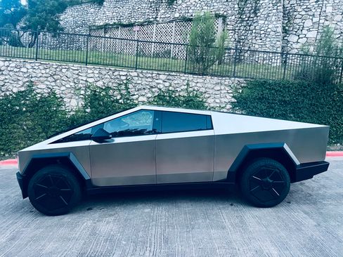 Used 2026 Tesla Cybertruck AWD Crew Cab image 2