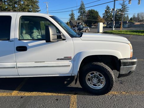 Used 2006 Chevrolet Silverado 2500 LT w/ Heavy-Duty Power Package image 2