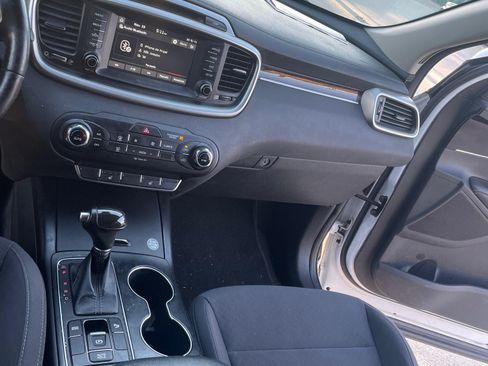 Used 2017 Kia Sorento LX w/ LX Convenience Package image 10