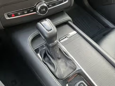 Used 2020 Volvo XC90 T6 Momentum image 10