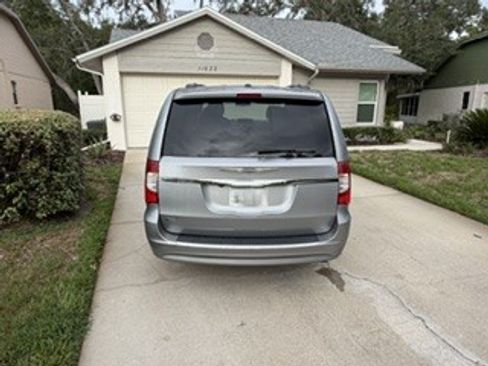 Used 2013 Chrysler Town & Country Touring FWD image 5