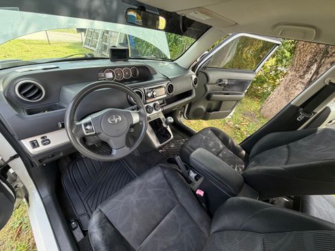 Used 2011 Scion xB FWD image 8