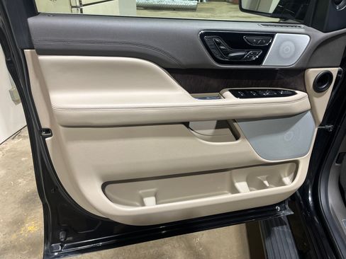 Used 2022 Lincoln Navigator Reserve AWD/4WD image 14