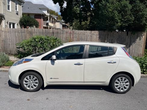 Used 2015 Nissan Leaf S w/ Charge Package FWD image 2