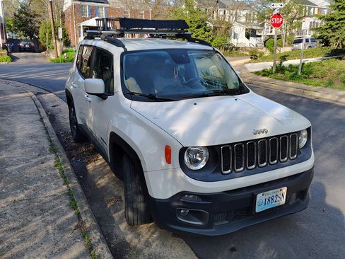 Used 2015 Jeep Renegade Latitude w/ Cold Weather Group II image 5