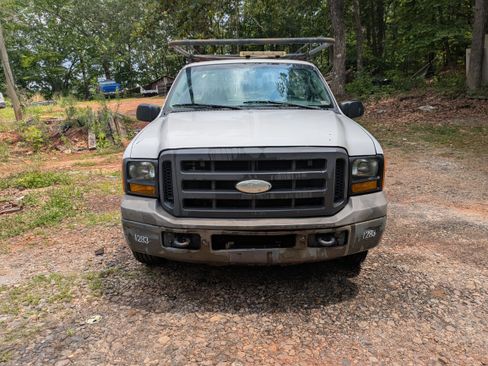 Used 2005 Ford F250 XL RWD image 2