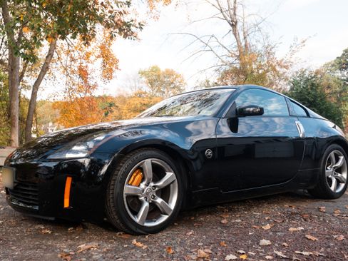 Used 2005 Nissan 350Z 35th Anniversary Edition w/ (N93) Cargo Convenience Pkg image 1