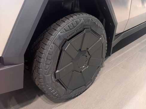 Used 2024 Tesla Cybertruck AWD Crew Cab image 21