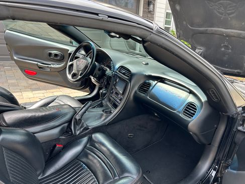 Used 2004 Chevrolet Corvette Coupe w/ Preferred Equipment Group image 9