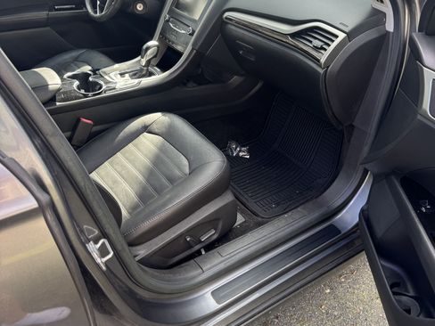 Used 2014 Ford Fusion SE w/ Equipment Group 202A image 4