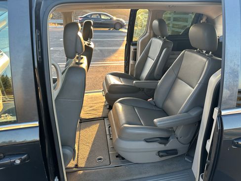 Used 2012 Volkswagen Routan SE image 13