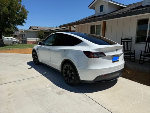 Used 2022 Tesla Model Y Long Range image 2