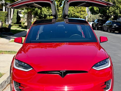 Used 2018 Tesla Model X 75D image 1