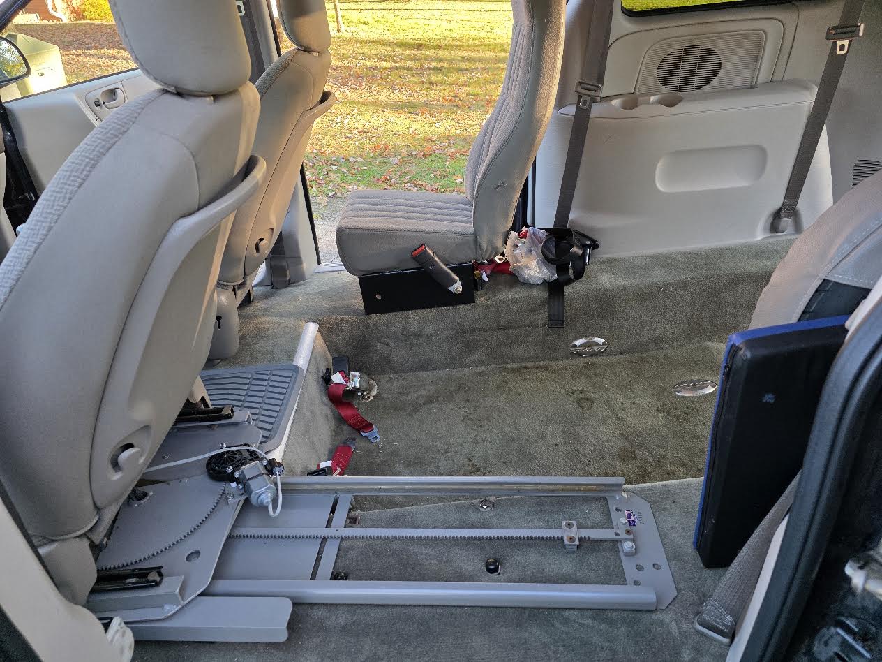 Used 2006 Chrysler Town & Country FWD image 11
