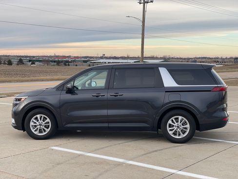 Used 2024 Kia Carnival LX image 1