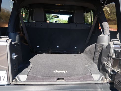 Used 2017 Jeep Wrangler Unlimited Rubicon w/ Connectivity Group image 22