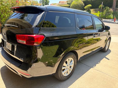 Used 2016 Kia Sedona LX w/ LX Convenience Package FWD image 9