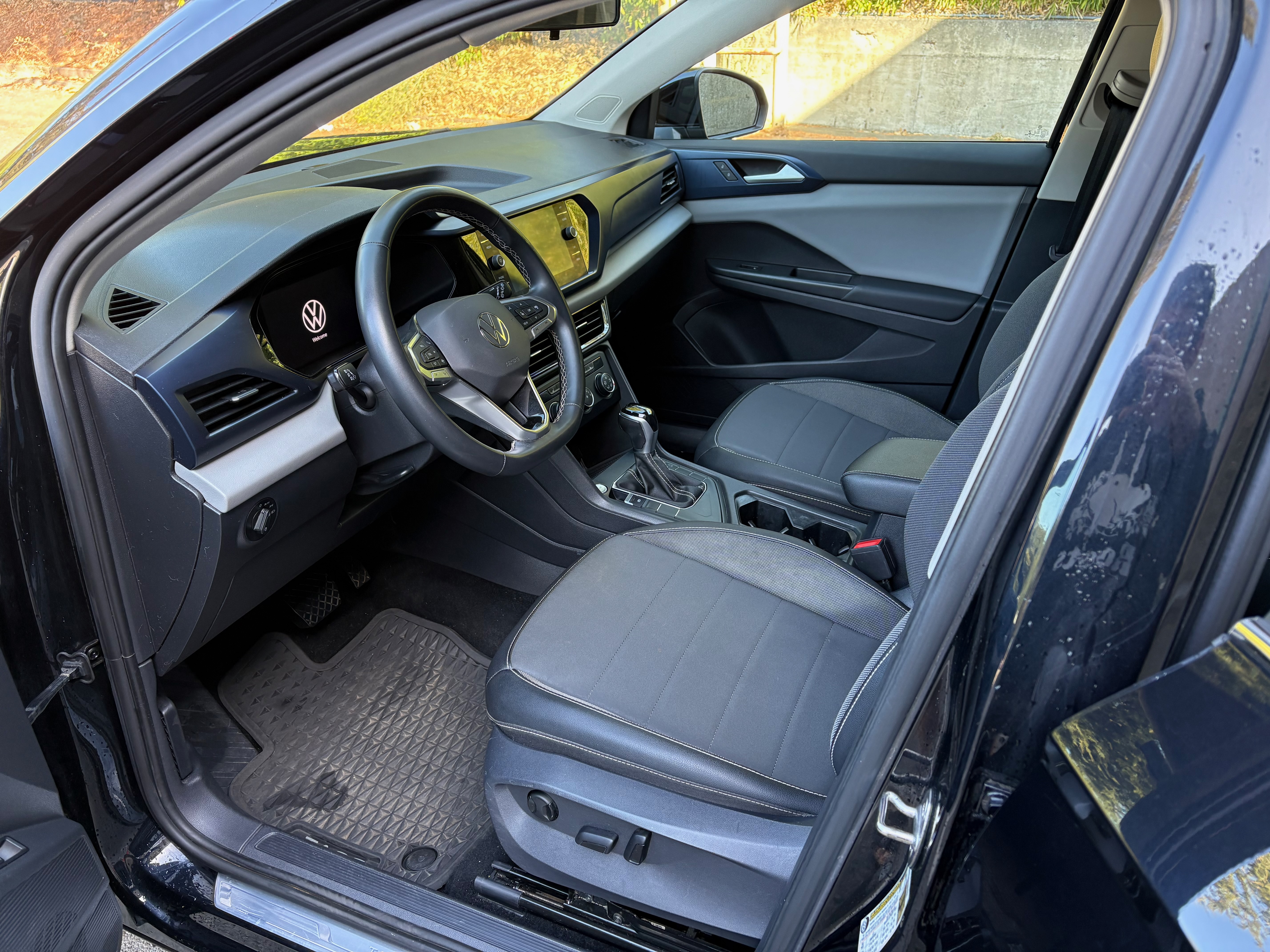Used 2022 Volkswagen Taos SE FWD image 4