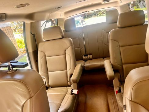 Used 2020 Chevrolet Suburban LT w/ Luxury Package image 10