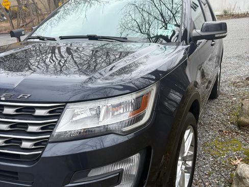 Used 2017 Ford Explorer XLT w/ Equipment Group 202A AWD/4WD image 2