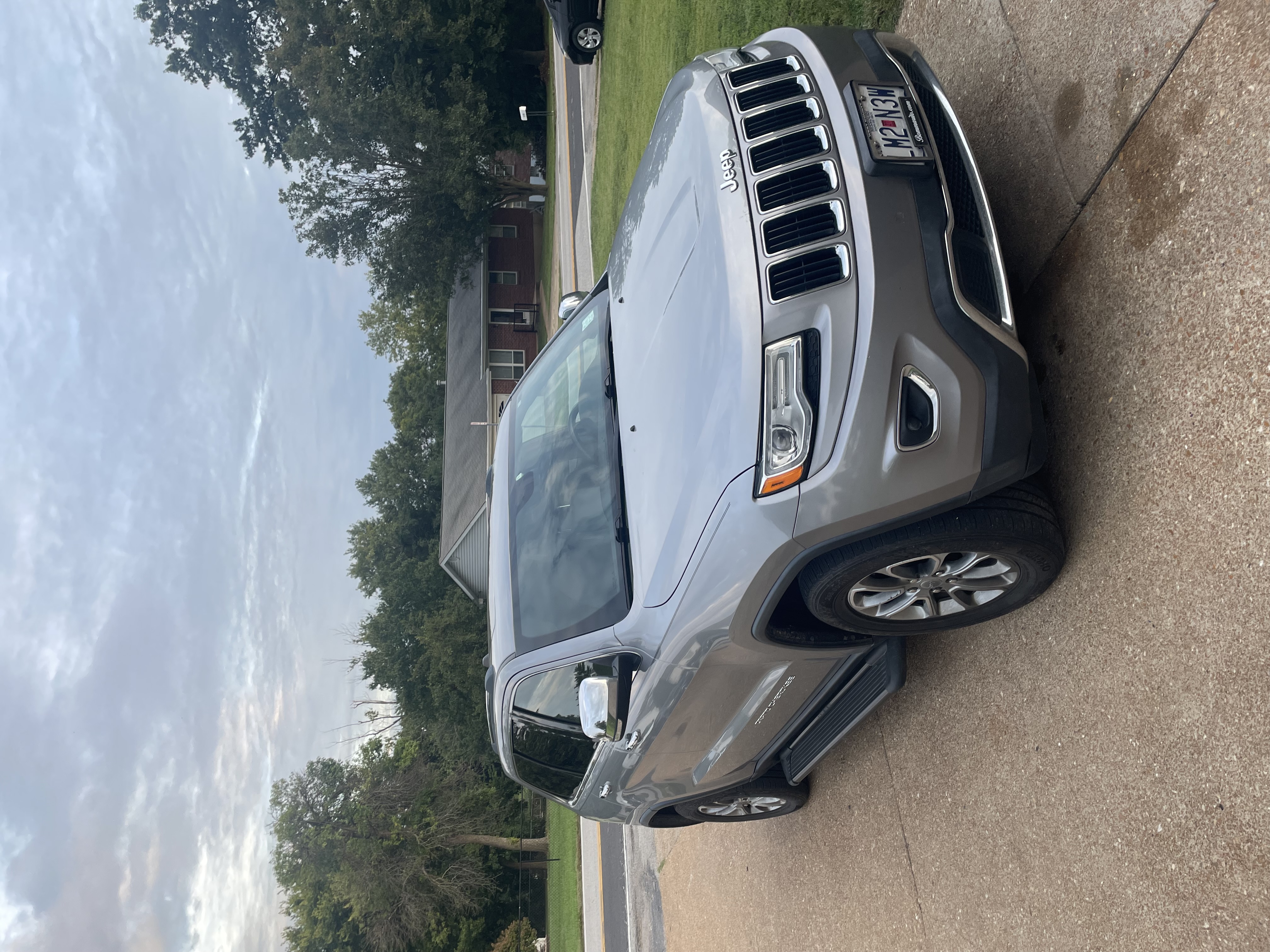 Used 2015 Jeep Grand Cherokee Limited w/ Luxury Group II AWD/4WD image 4