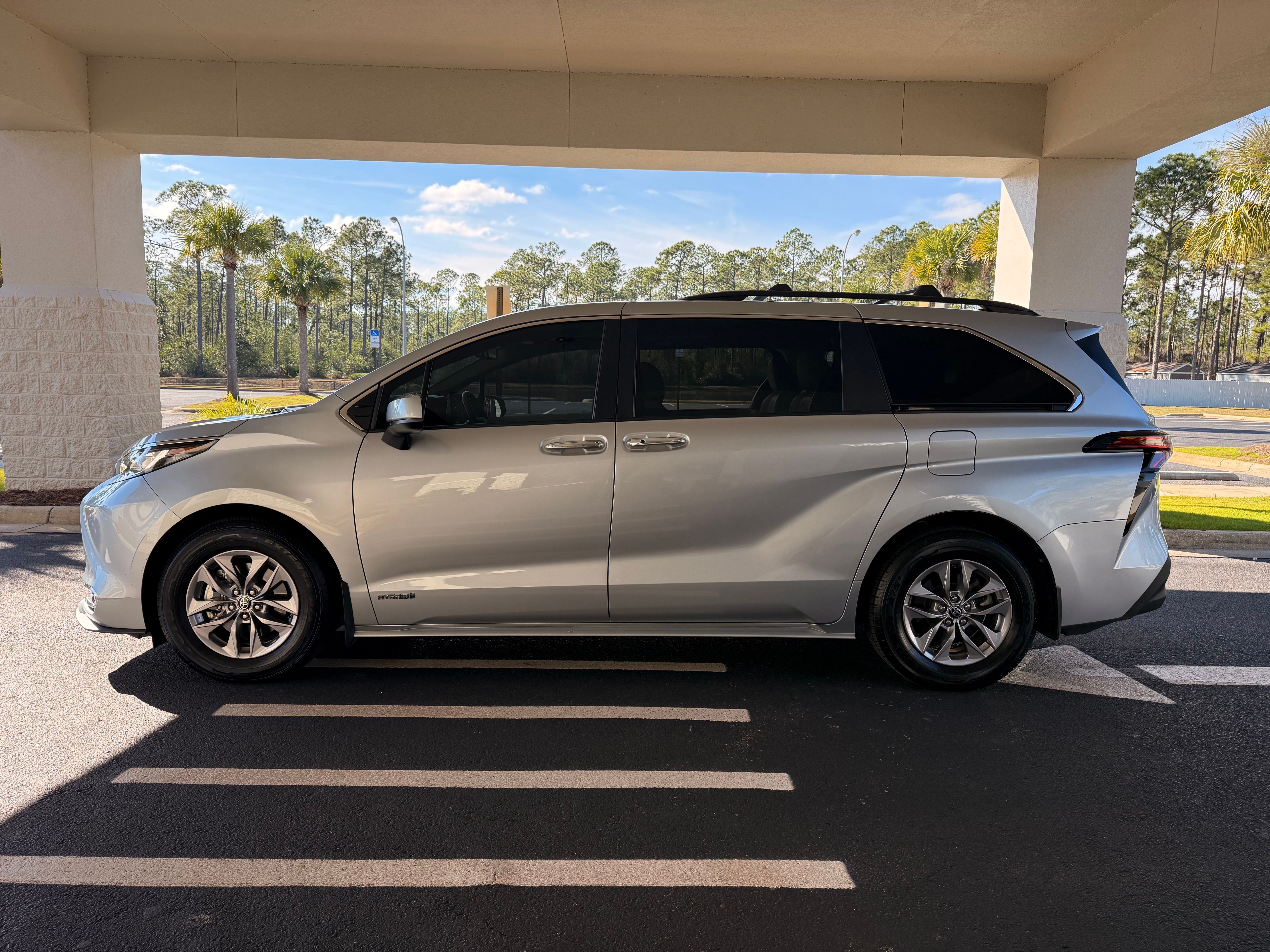 Used 2021 Toyota Sienna XLE w/ XLE Plus Package FWD image 17