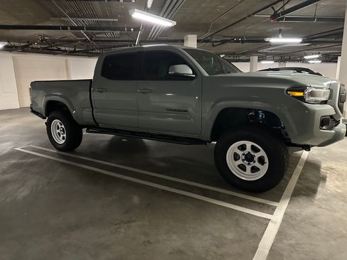 Used 2022 Toyota Tacoma TRD Sport w/ Technology Package AWD/4WD image 1
