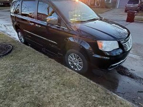 Used 2013 Chrysler Town & Country Touring-L w/ Driver Convenience Group image 1