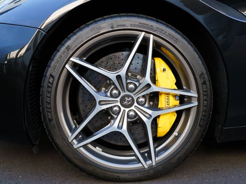 Used 2015 Ferrari California T image 13