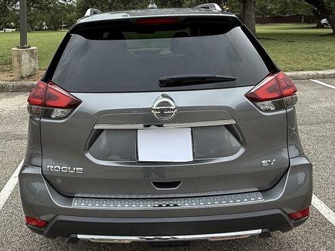 Used 2018 Nissan Rogue SV FWD image 4