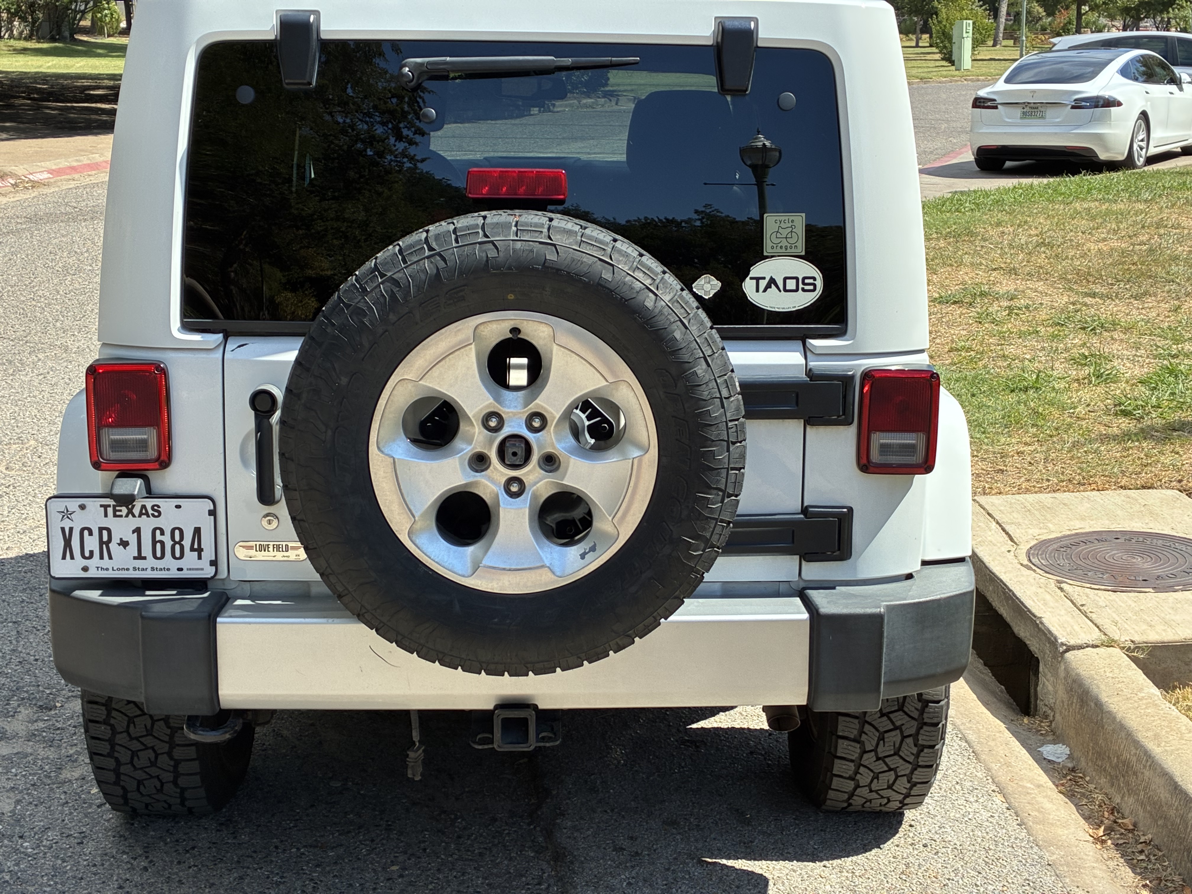 Used 2013 Jeep Wrangler Unlimited Sahara w/ Connectivity Group AWD/4WD image 2