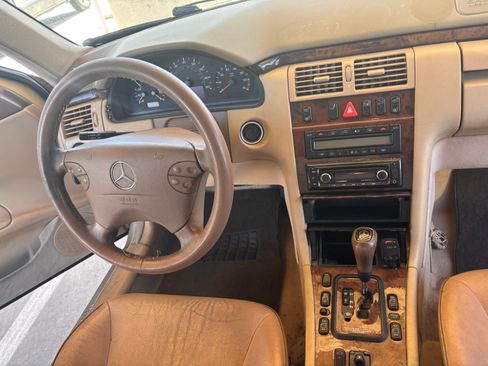 Used 2000 Mercedes-Benz E 320 Sedan image 4