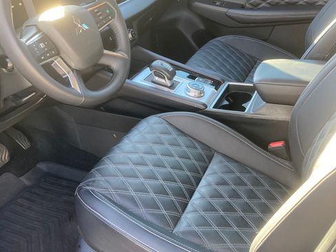 Used 2024 Mitsubishi Outlander 4WD Plug-In Hybrid image 6