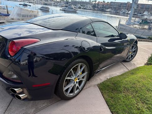 Used 2013 Ferrari California image 16