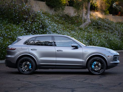 Used 2022 Porsche Cayenne Platinum Edition image 2