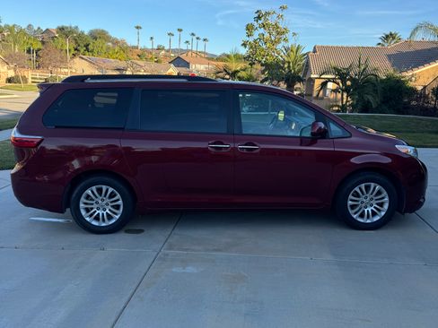 Used 2015 Toyota Sienna XLE image 9