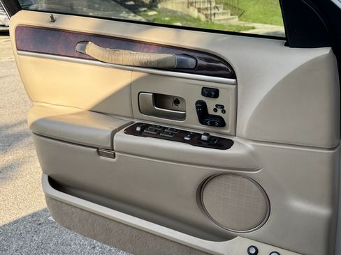 Used 2008 Lincoln Town Car Signature Limited image 15