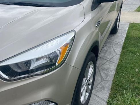 Used 2017 Ford Escape SE AWD/4WD image 2