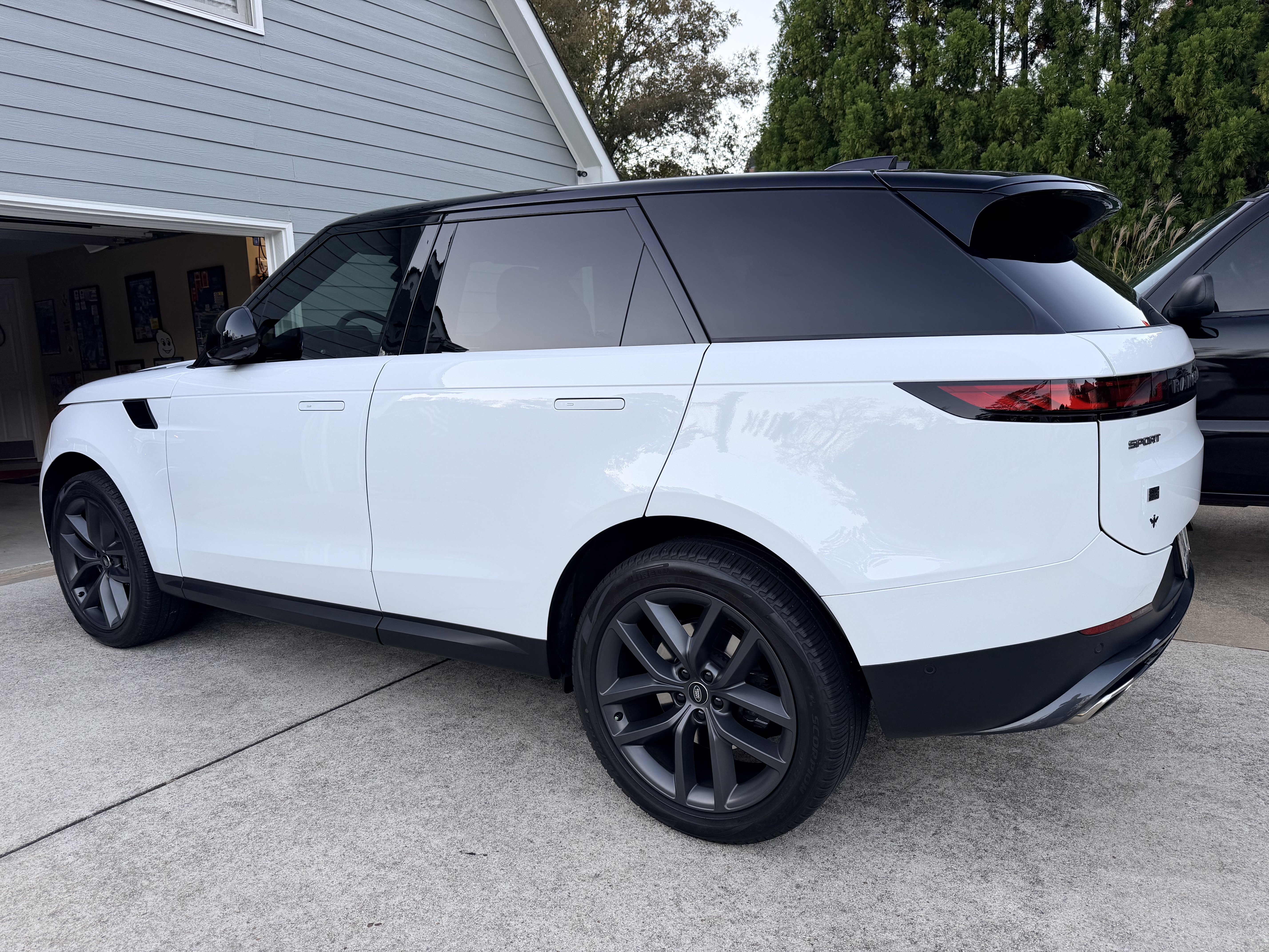 Used 2023 Land Rover Range Rover Sport SE AWD/4WD image 2