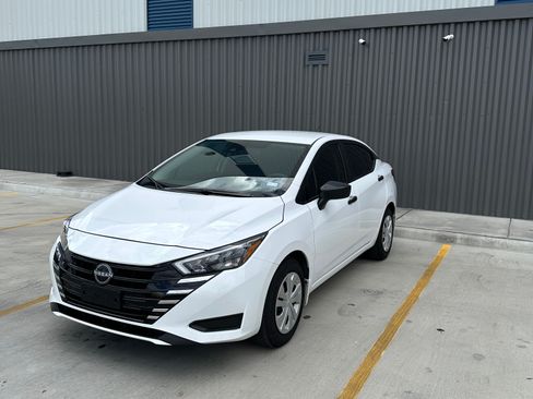 Used 2025 Nissan Versa S image 1