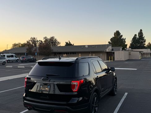 Used 2018 Ford Explorer XLT w/ Equipment Group 202A image 5