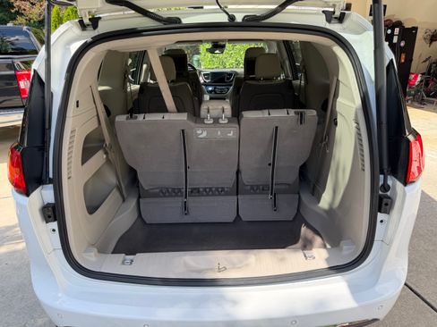 Used 2017 Chrysler Pacifica Touring-L Plus w/ Advanced Safetytec Group FWD image 22