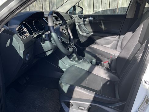 Used 2020 Volkswagen Tiguan SE w/ Panoramic Sunroof Package image 4