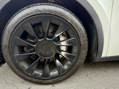 Used 2023 Tesla Model Y Long Range image 11